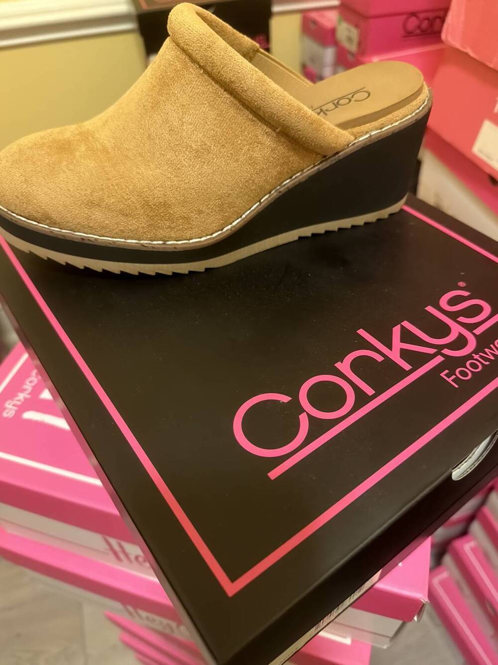 NEW CORKYS FOOTWEAR women's skeedaddle clogs in camel